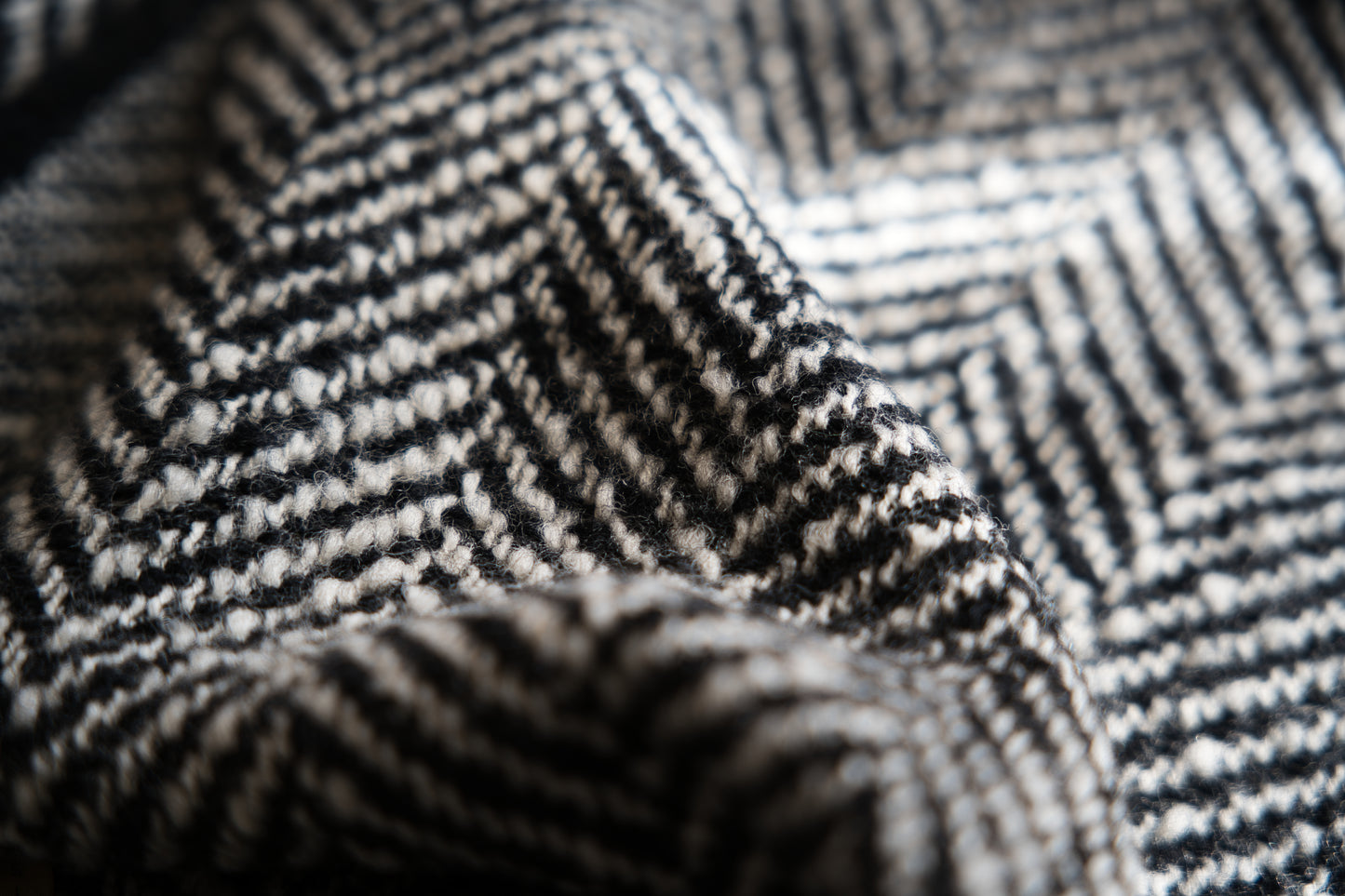 Roving Wool Stole/Monochrome