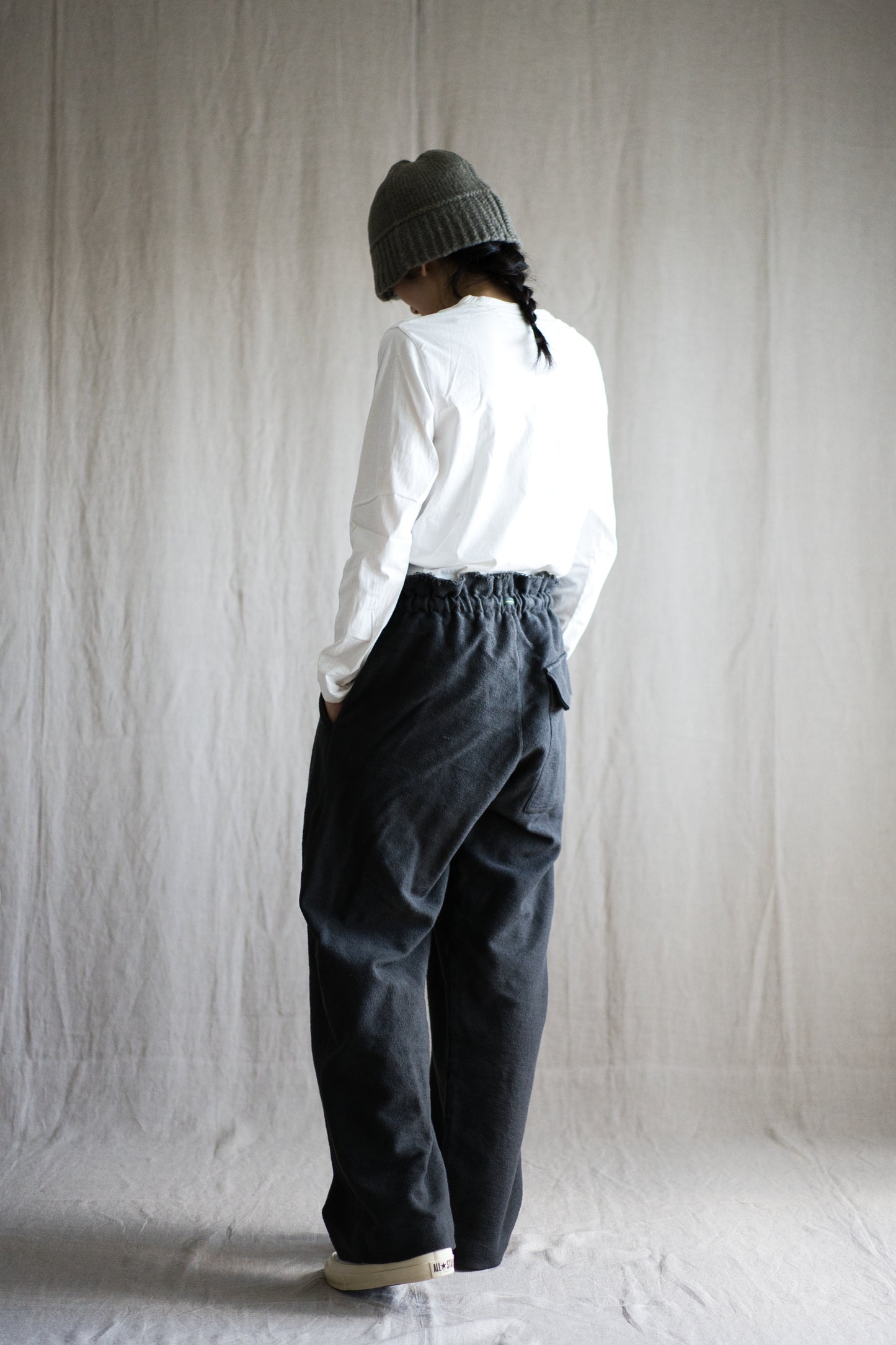 ハード裏毛イージーパンツ/Hard lined loose-fitting pants/Charcoal gray-Yellow