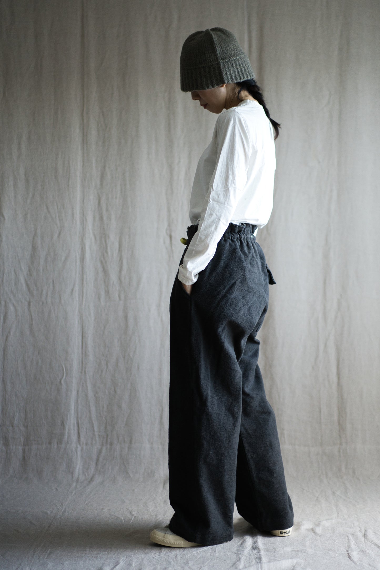 ハード裏毛イージーパンツ/Hard lined loose-fitting pants/Charcoal gray-Yellow