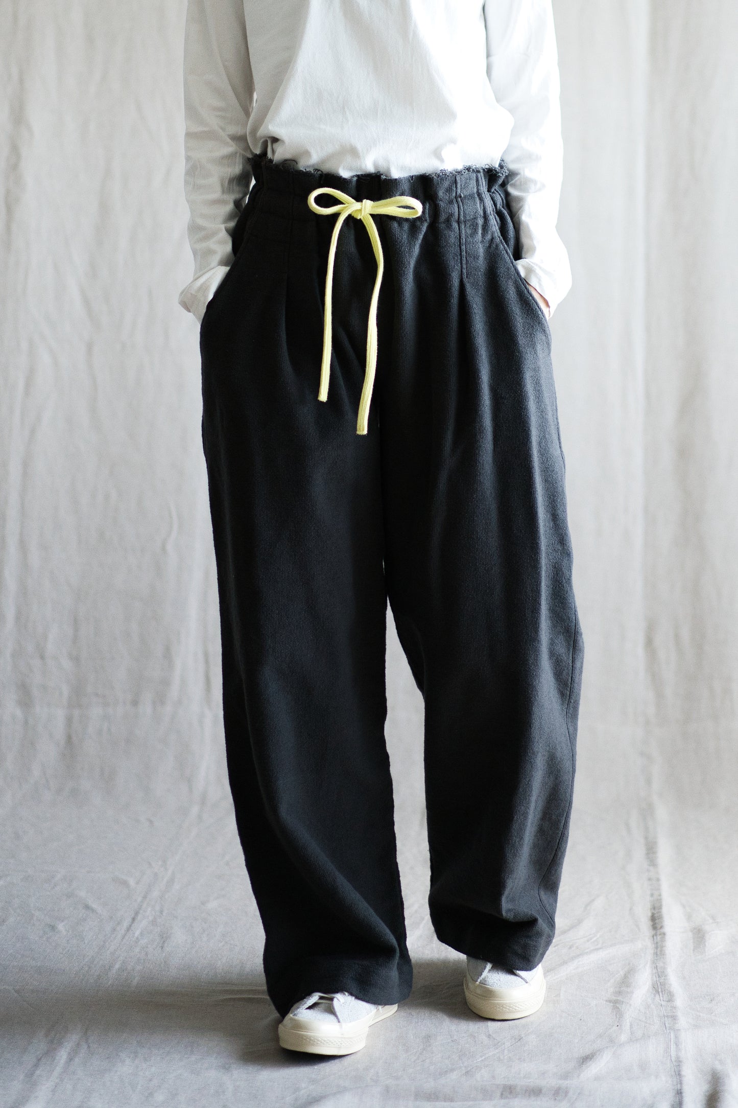 ハード裏毛イージーパンツ/Hard lined loose-fitting pants/Charcoal gray-Yellow