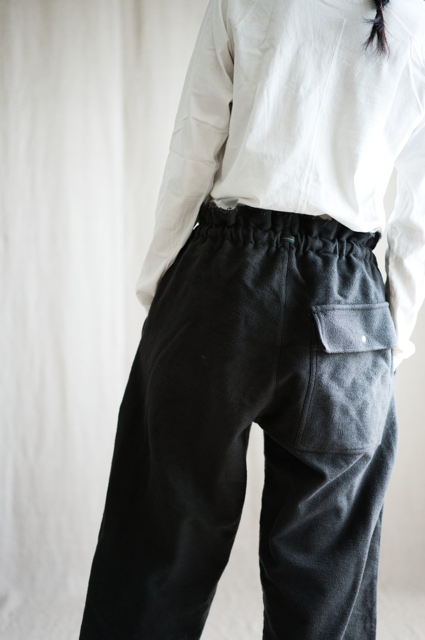 ハード裏毛イージーパンツ/Hard lined loose-fitting pants/Charcoal gray-Yellow