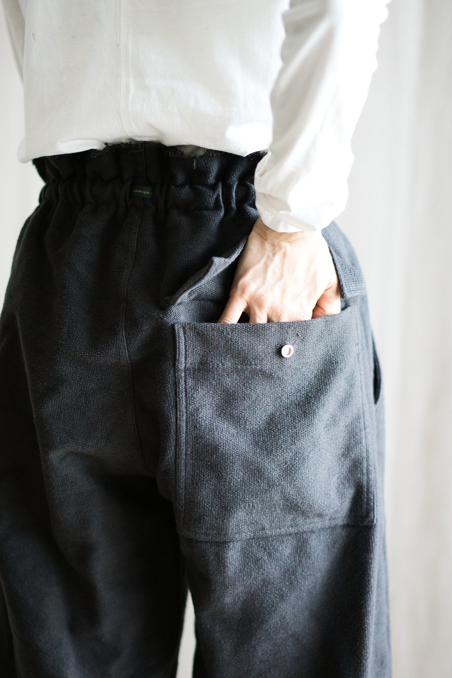 ハード裏毛イージーパンツ/Hard lined loose-fitting pants/Charcoal gray-Yellow