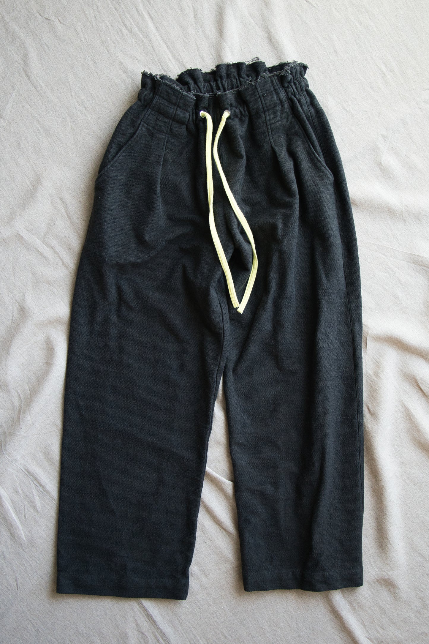 ハード裏毛イージーパンツ/Hard lined loose-fitting pants/Charcoal gray-Yellow