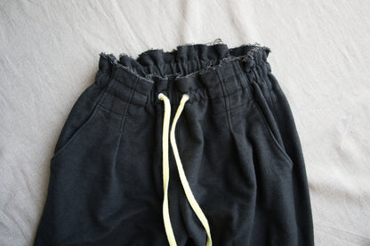 ハード裏毛イージーパンツ/Hard lined loose-fitting pants/Charcoal gray-Yellow