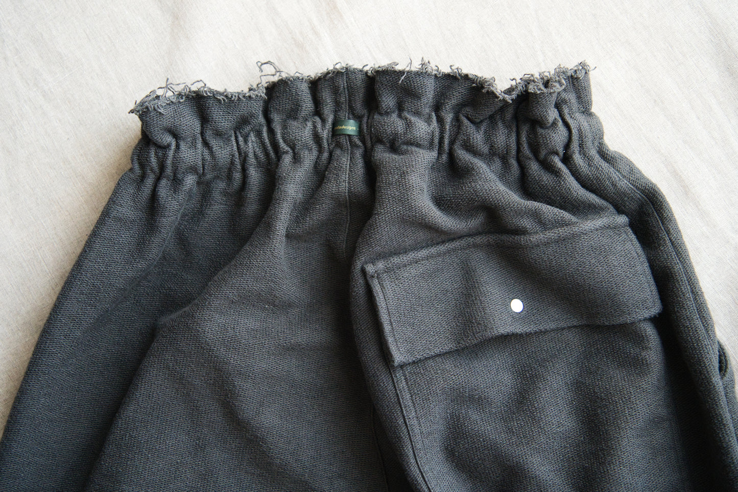 ハード裏毛イージーパンツ/Hard lined loose-fitting pants/Charcoal gray-Yellow