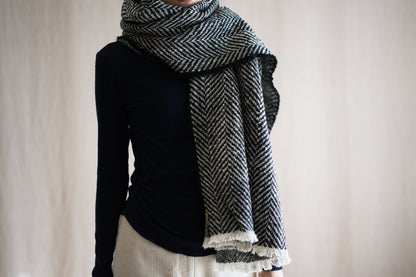 Roving Wool Stole/Monochrome