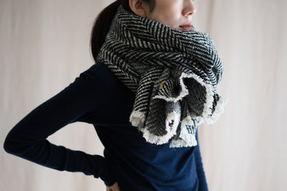 Roving Wool Stole/Monochrome