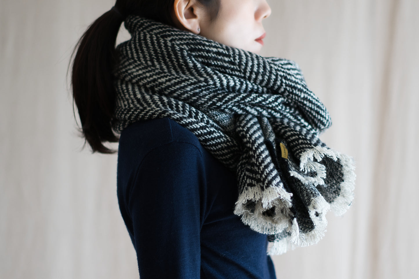 Roving Wool Stole/Monochrome