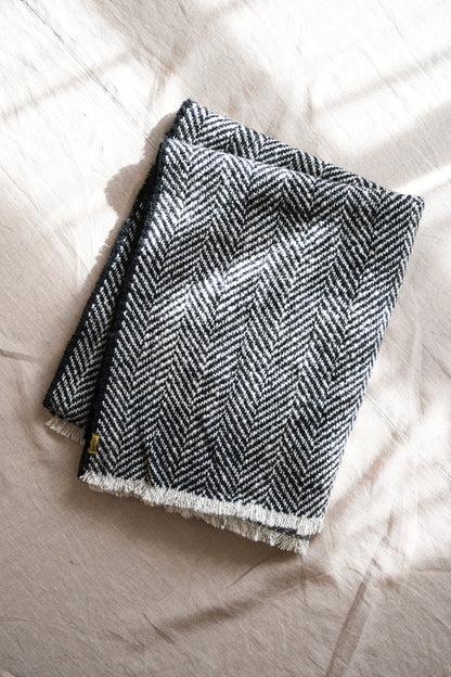 Roving Wool Stole/Monochrome