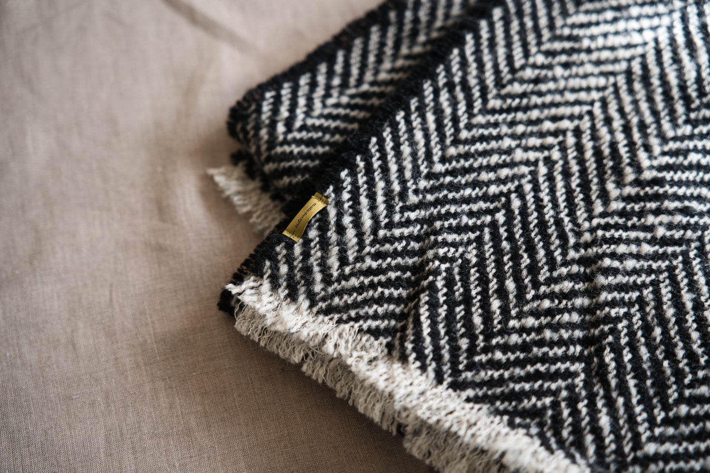 Roving Wool Stole/Monochrome