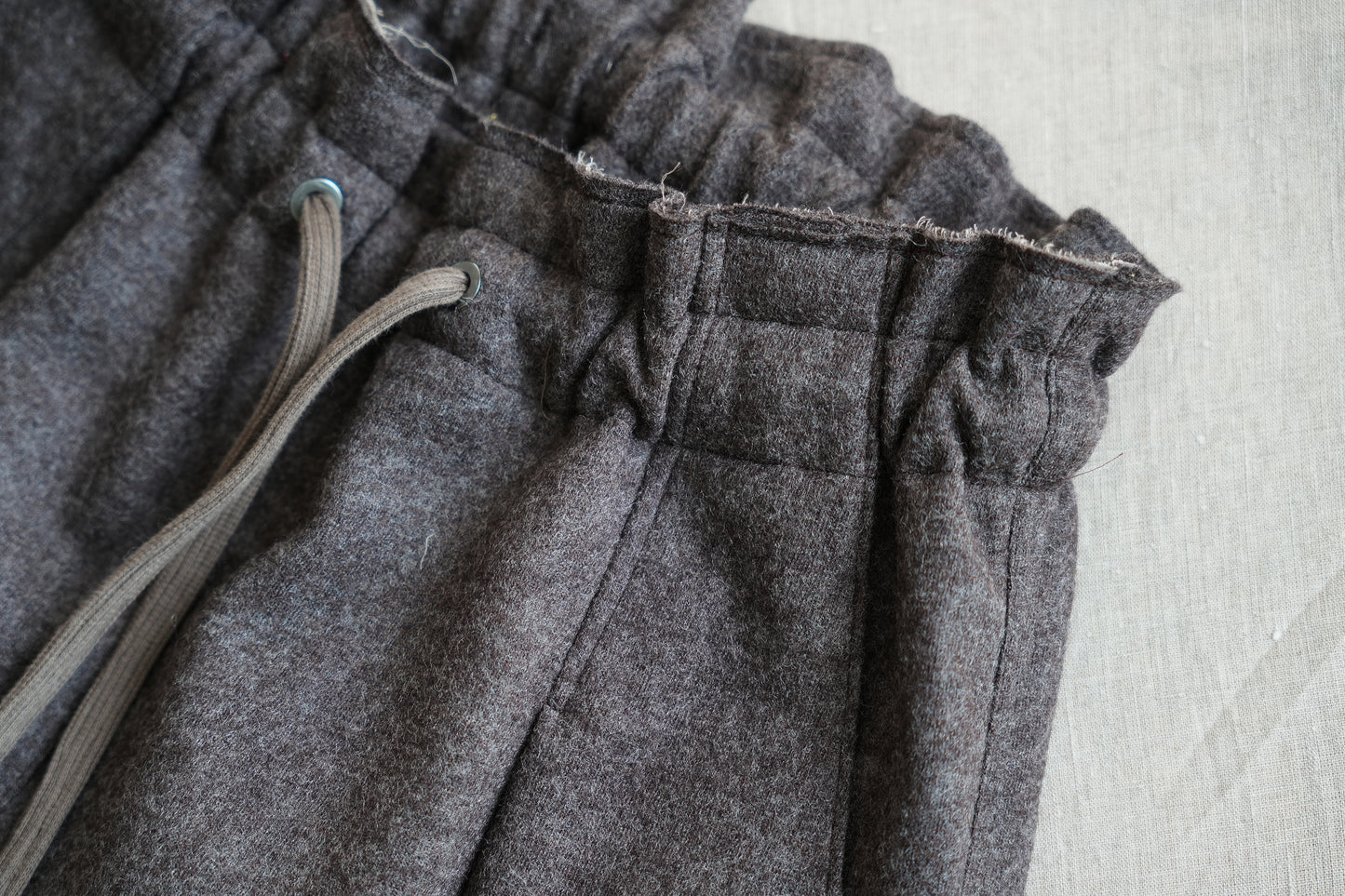 縮絨ウールイージーパンツ/Milled Wool loose-fit pants/Heather Dark Brown