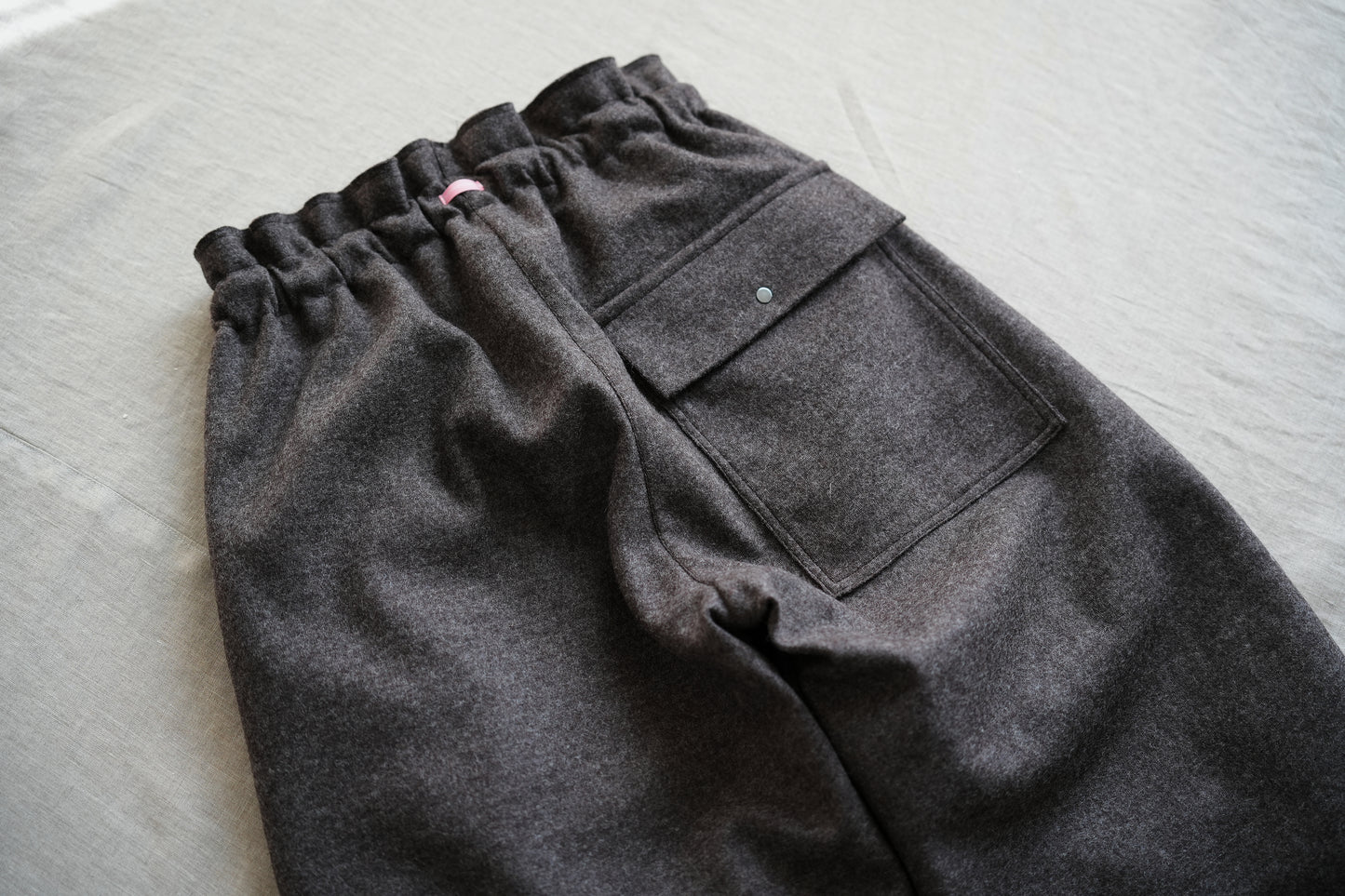 縮絨ウールイージーパンツ/Milled Wool loose-fit pants/Heather Dark Brown