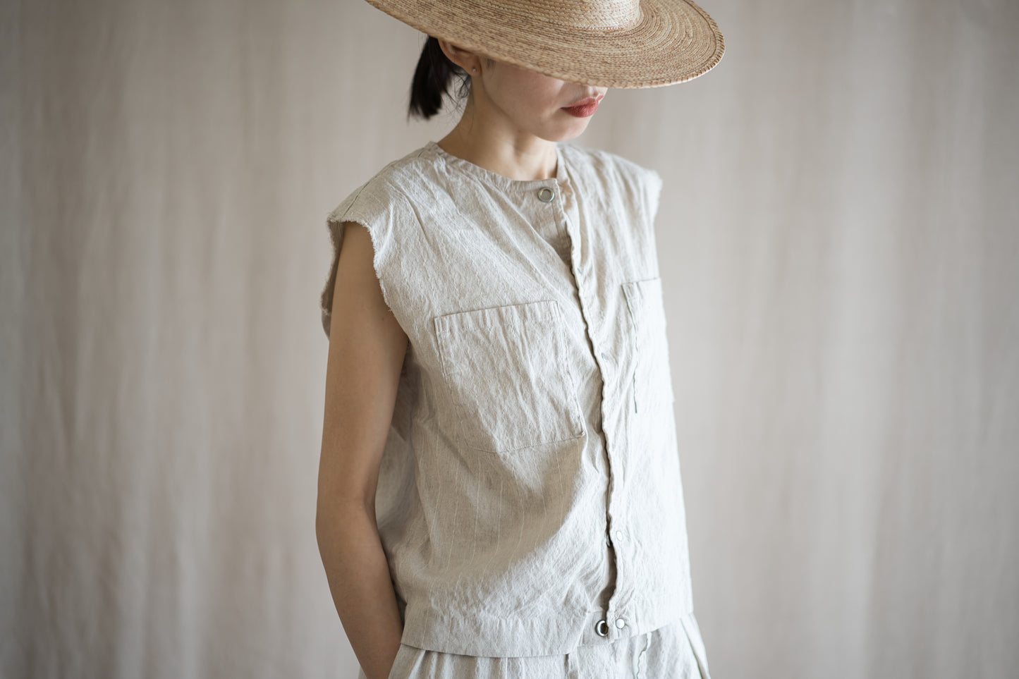 Linen Rayon Pinstripes Sleeveless/Ecru(White Pins)
