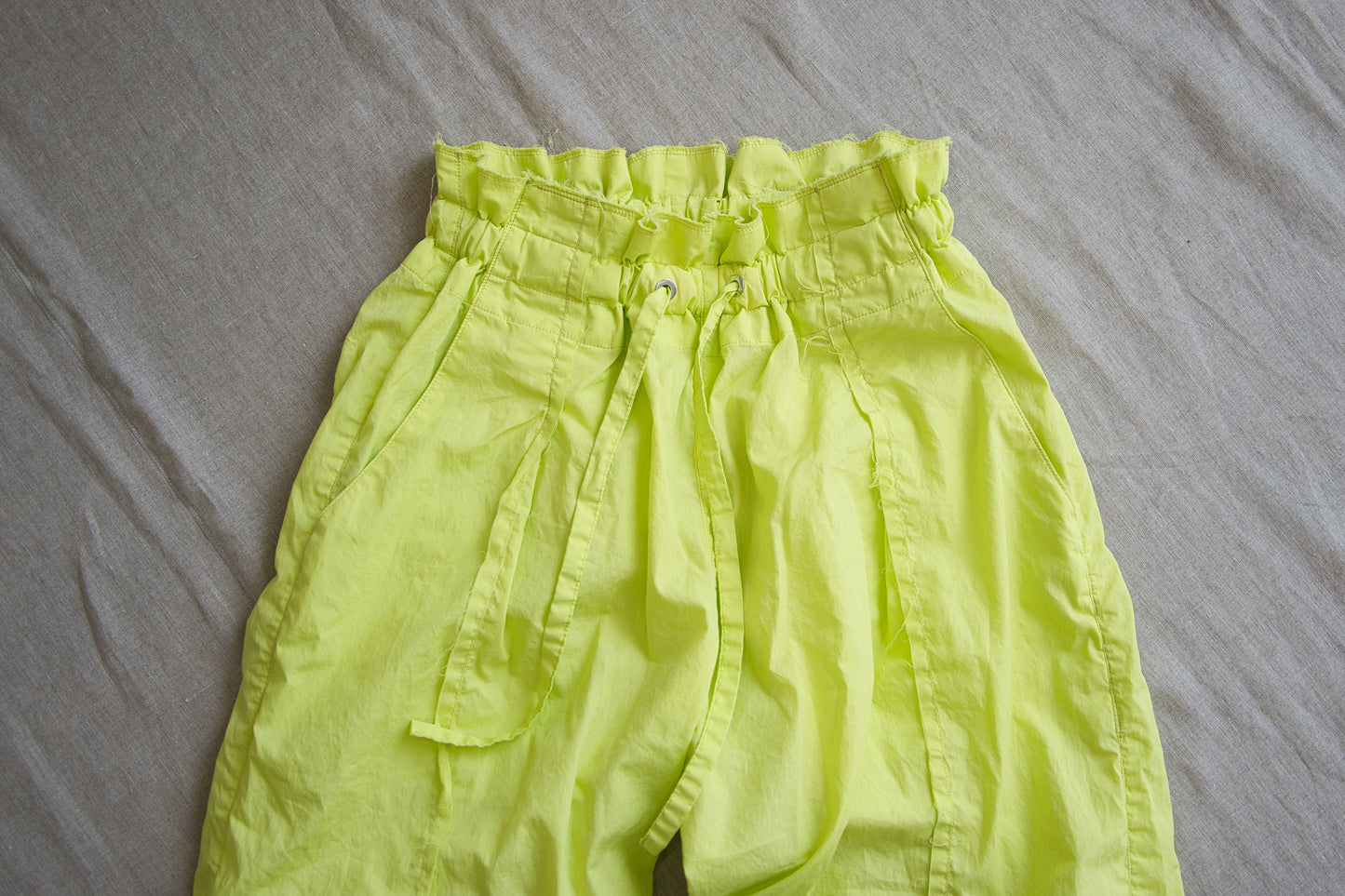 100番手タイプライターイージーパンツ/Superfine cotton loose-fitting pants/Lime green