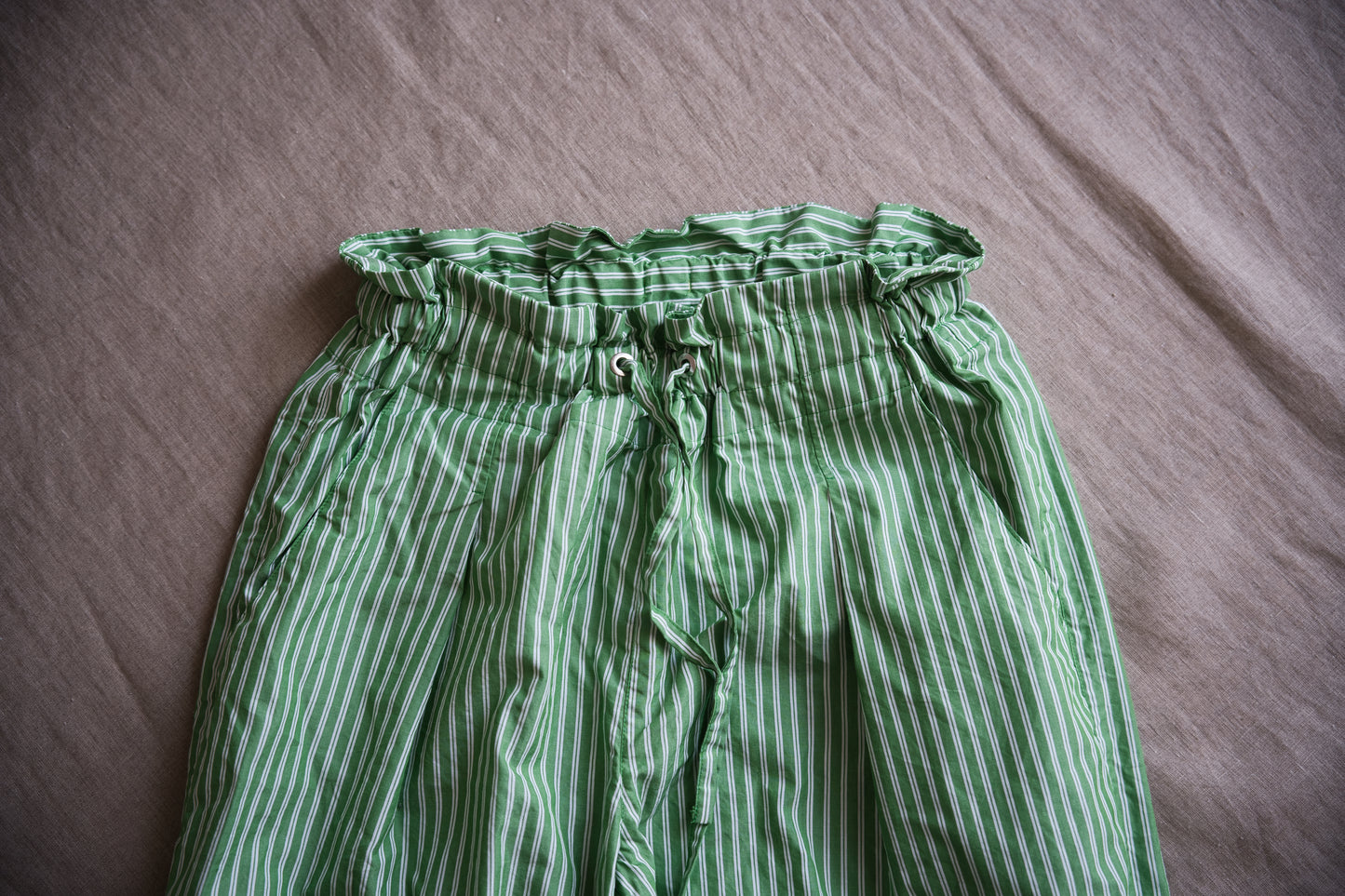GIZA/SUPIMAワンタックイージーパンツ / GIZA/SUPIMA One-Tuck Pants / Green Stripe