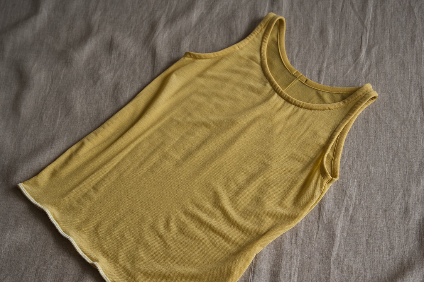 カシミアシルク テンセルタンクトップ / Cashmere Silk Tencel Tank-Top / Gold Yellow