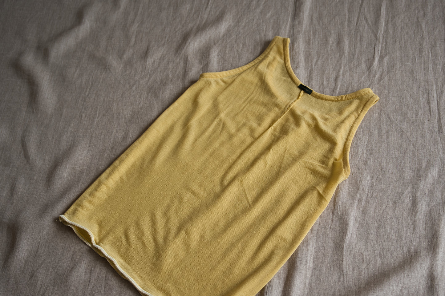 カシミアシルク テンセルタンクトップ / Cashmere Silk Tencel Tank-Top / Gold Yellow